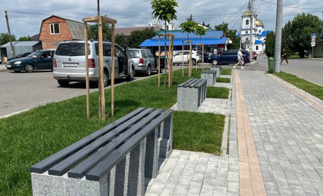 Нові лавки, зелений газон і катальпи: як змінилася площа біля автовокзалу в Барі