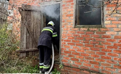 Пожежа у Петрівці — сміття загорілося в покинутій оселі: рятувальники закликають до пильності