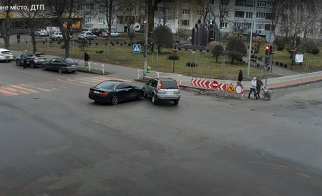 Не розминулися на перехресті: у Звягелі показали відео двох ДТП
