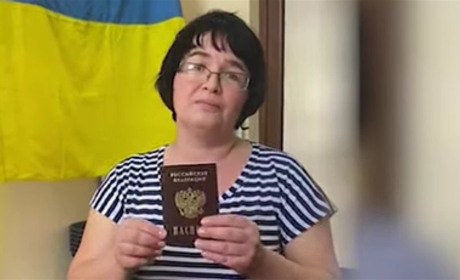 Жителька Ізмаїла порвала свій російський паспорт на знак протесту. ВІДЕО