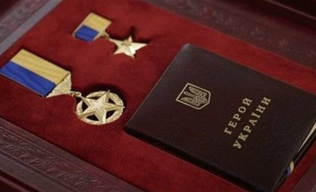 Президент присвоїв звання Героя України військовому з Каховки посмертно