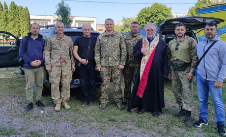 Два потужні позашляховики Nissan відправила на передову парафія святого Йосафата