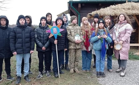 Молодь Кременеччини наколядувала понад 60 тисяч гривень на ЗСУ