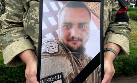 Назавжди 25: Нетішинська громада попрощалася з Героєм Анатолієм Андрощуком