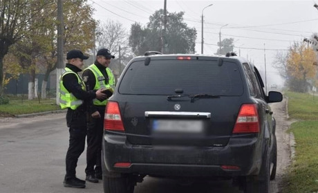 На Славутчині поліцейські посилено патрулюють найбільш аварійні ділянки доріг