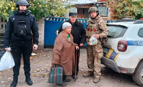 Активність евакуації посилюється: поліцейські вивозять людей з найнебезпечніших територій Купʼянщини