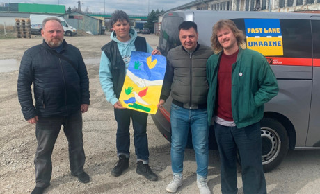 Волонтери у Вараші передали резервуари для питної води закладам освіти
