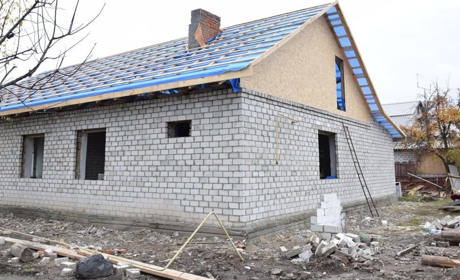 В Черкаському районі відновлюють будинки, що постраждали від ракетного удару