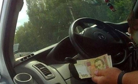 12 водіїв-порушників намагалися відкупитися від патрульної поліції: усі постануть перед судом