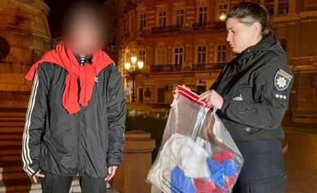 В Одесі жінка намагалась закріпити російський прапор на Європейській площі: перехожі завадили