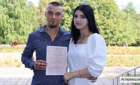 У Петропавлівці на рушник стали Михайло й Олександра: долі знову поєдналися через п’ять років