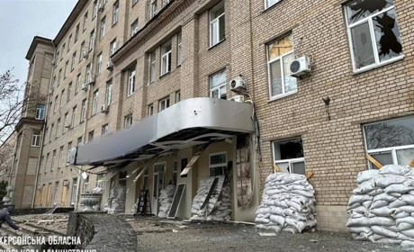 Вночі ворог атакував херсонську лікарню імені Лучанського та будівлю «Укрпошти»