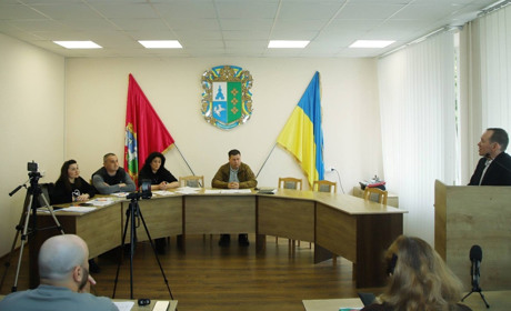 На сесії Кіцманської міської ради проголосували за звільнення гендиректора лікарні В.Хромюка