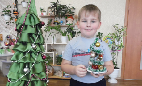 Замість живої — креативна: у сватівському садочку діти зробили ялинки власноруч