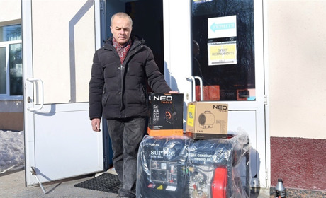 Пункти незламності Звягеля отримали генератори, обігрівачі та прожектори від благодійників