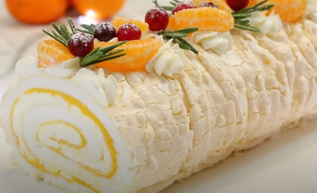 Рецепт дня: меренговий рулет з крем-сиром та мандариновим курдом