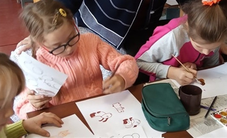 Молодші школярі Тополівського ліцею займаються творчістю у сільській бібліотеці