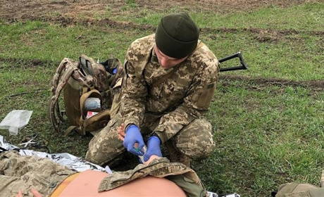 Рятувати життя на лінії вогню: інтерв’ю з бойовим медиком з Первомайська В’ячеславом Зеленським