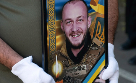 На війні був з перших днів: 31-річного розвідника Віктора Кущика з Нетішина поховали в Ужгороді