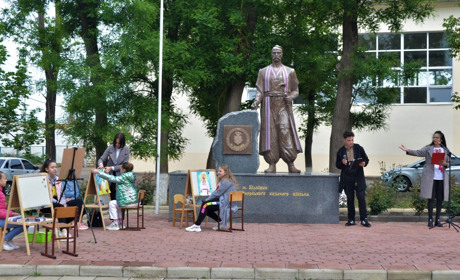 В Біляївці пам’ятник засновникам міста - козака одягли у вишиванку, а поруч працювала художня студія