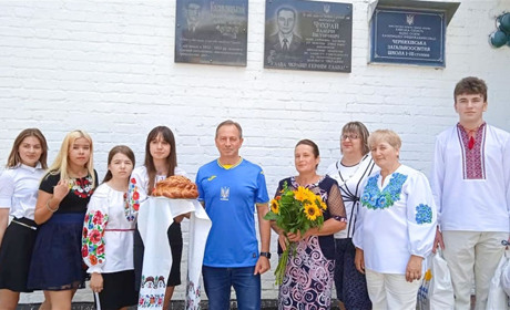 Учні із Черняхова перемогли в конкурсі «Літературна візитка краю»: школу відвідав Микола Томенко