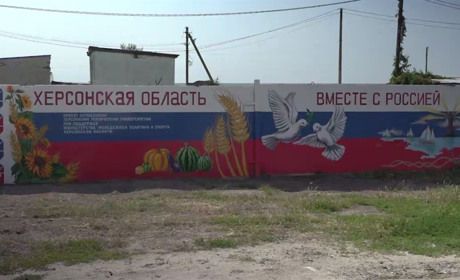 "Доведеться замальовувати половину міста": окупанти створили у Генічеську черговий мурал
