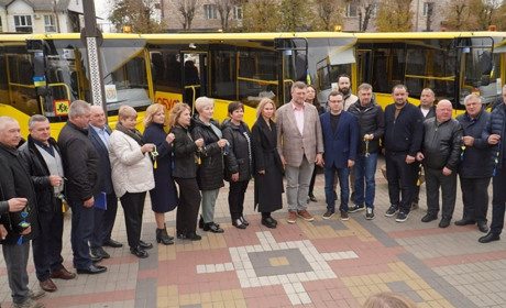 Чижівська та Брониківська громади отримали нові шкільні автобуси