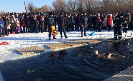 Кому можна і як правильно окунатися в ополонку на Водохреще: поради від експертів