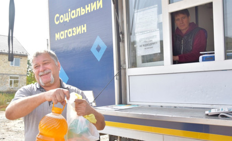 Про роботу соціального магазину на колесах: курка і олія для пайовиків «МХП-Агрокряж»: відео