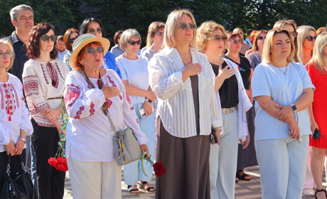 Між словом, піснею і сльозами: як у місті пройшов День Конституції. Фоторепортаж