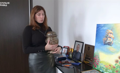 Новокаховчанка зберігає урну з прахом загиблого чоловіка, щоб поховати на рідній землі