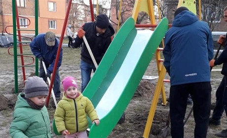 Нові дитячі майданчики встановили у Червонограді, Соснівці і Острові завдяки "Громадському бюджету"