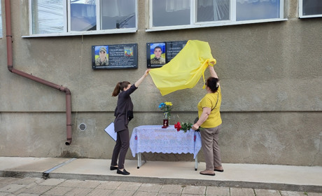 Меморіальну дошку з ім’ям полеглого воїна Сергія Семененка відкрили в Ізмаїлі