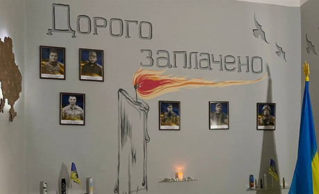 Памʼяті загиблих випускників: у Сарнах відкрили меморіальну стіну