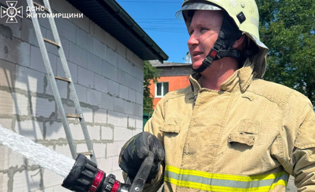 Пожежа у Звягелі: рятувальники не дали вогню перекинутися на житловий будинок
