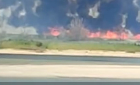 Оголене дно: на висохлому Каховському водосховищі регулярно вирують пожежі (відео)