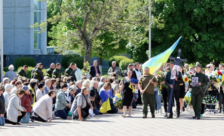 Він віддав своє життя за Україну: Нетішин провів в останню путь Героя Олександра Саєцького