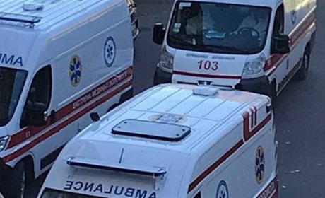 У Калуській ЦРЛ медики працюють на межі людських можливостей, біля лікарні — черги швидких