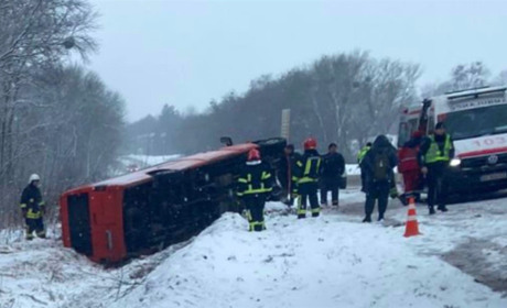 Під керуванням славутчанина перекинувся пасажирський мікроавтобус