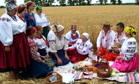 Хлібна нива дочекалася: на Переяславщині відтворили «зажинки» і почали збір нового урожаю