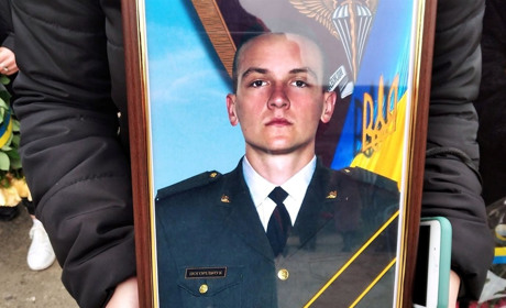 На Славутчині живим коридором, на колінах попрощалися з 22-річним захисником