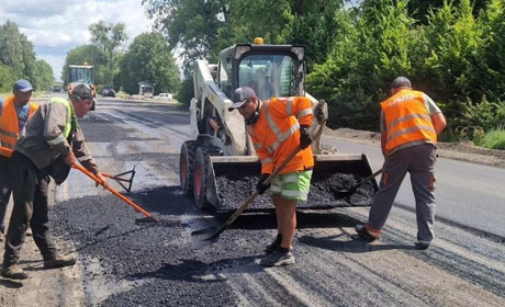 Між Славутою та Шепетівкою ліквідовують недоліки дорожнього покриття