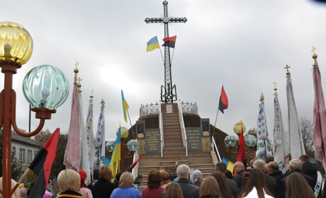 На Чортківщині, у Гуштині освятили могилу борцям за Україну, відновлену аграрієм Василем Градовим