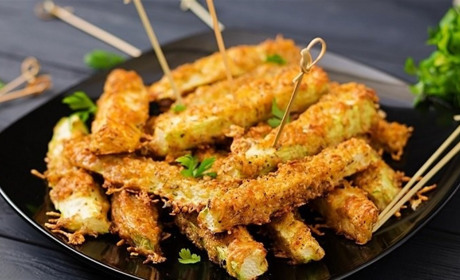 Готуємо сьогодні: рецепт кабачкових паличок з соусом