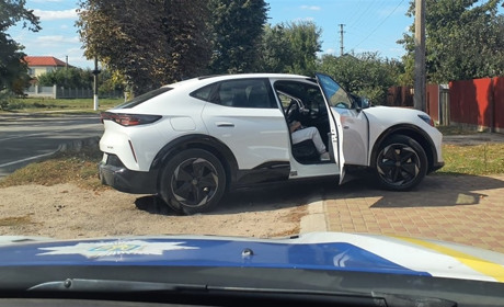 У Переяславі водій Volkswagen не впорався з керуванням і наїхав на металеву опору: хроніка поліції