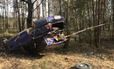 У селі Любахи в автомобіля вирвало вісь і він перекинувся на дах у кювет: водій та пасажир у лікарні