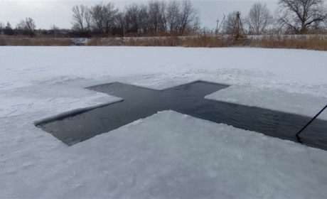 Фото дня: як лозівчани відзначили Водохреща 2022