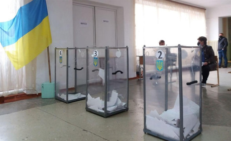 У Сватовому вибори проходять зі скандалами: б'ють відокамери і відбувається тиск на голів комісій