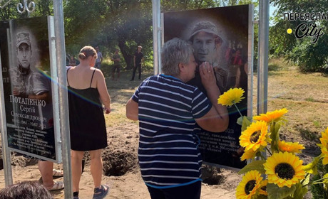 У Циблях на Переяславщині відкрили Алею Героїв, рідні висадили калину пам'яті про кожного Захисника