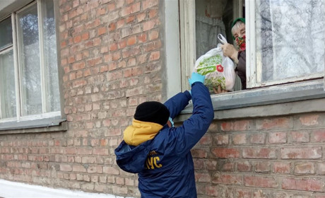 Карантин. У Конотопі активісти допомагають пенсіонерам купувати продукти й сплачувати комуналку
